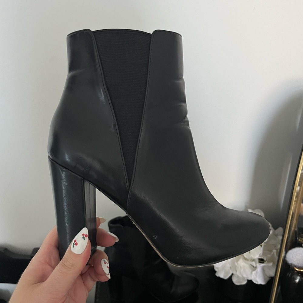 Heeled black leather ankle booties